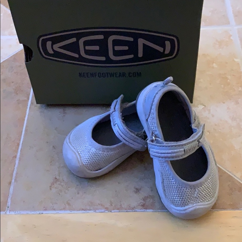 Infant Girl’s Silver Moxie Mary Jane Keen Shoes.